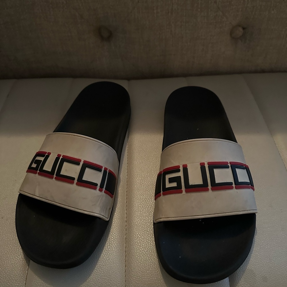 Gucci slides NEEDS CLEANING